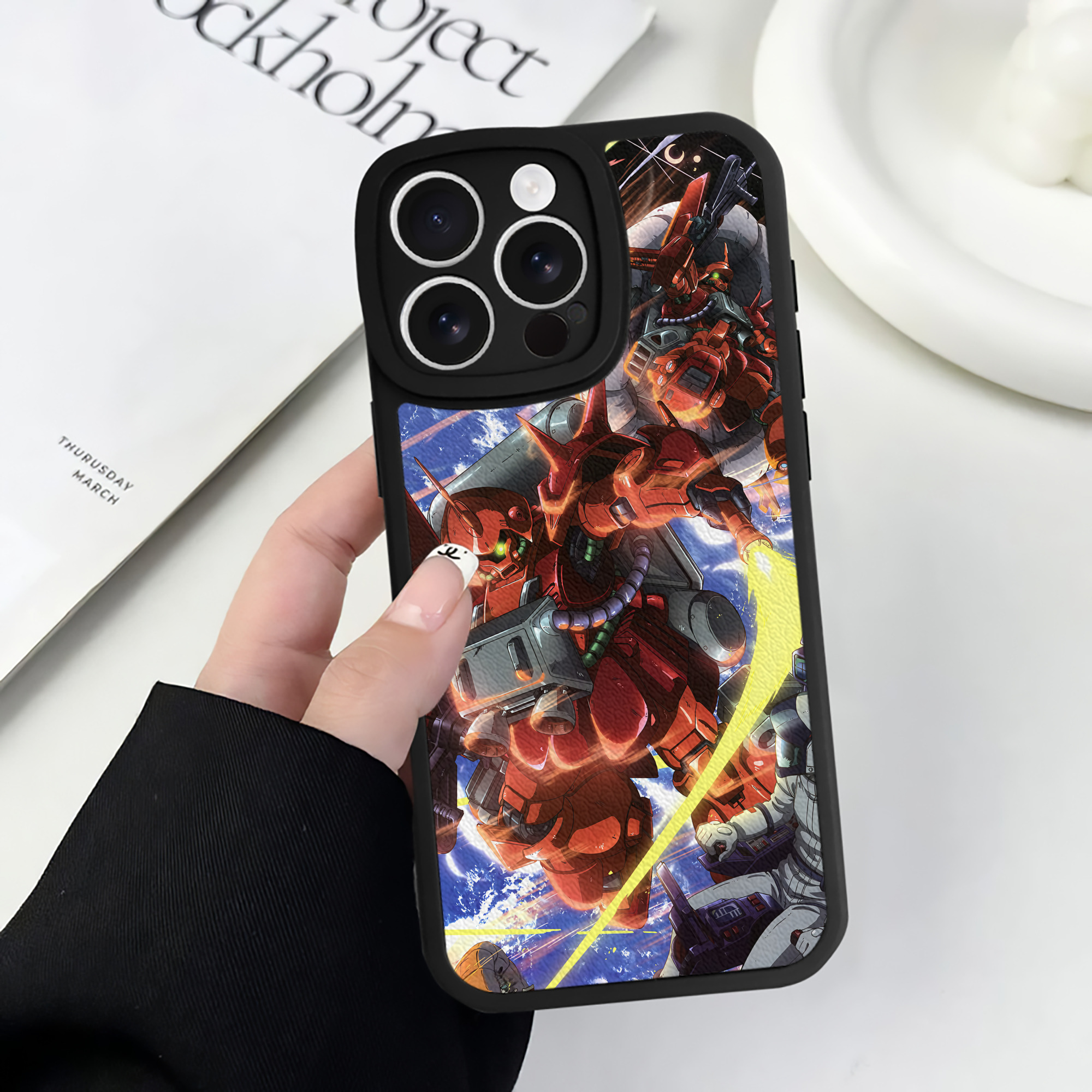 （画像用） 機動戦士ガンダム Mobile Suit Gundam 【iPhone 16シリーズ対応】シリコンスマホケース（レザー調） 材質：シリコン